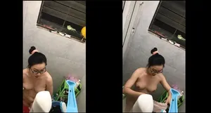 Quay lén nữ học sinh nhà đối diện tắm