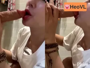 Vào nhà tắm thủ dâm mút buồi giả