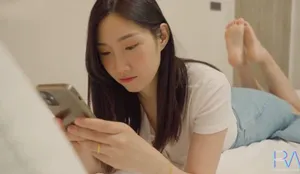 Xinh đẹp nhưng vẫn bị anh xã "đi ngoài", bà xã buồn tình cho anh giao hàng làm tình luôn