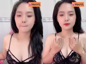 Con ghệ răng khểnh khoe của quý tròn trắng