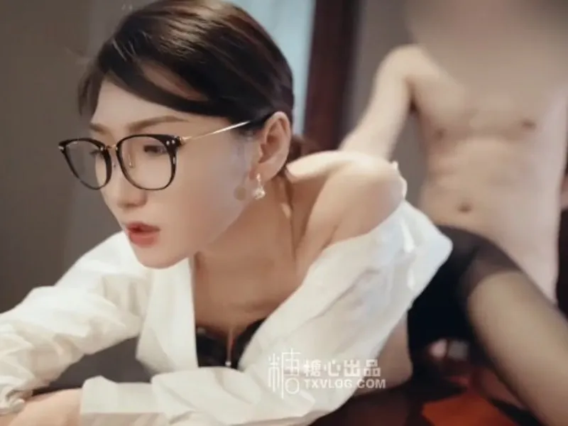 Vào phòng riêng được tiền bối nữ nứng lồn bú cậu bé cho