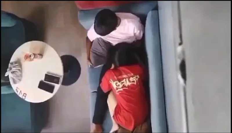 Quay lén cô bạn gái mút liếm cho nhân tình nơi công cộng