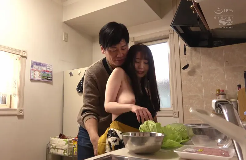 Nghi ngờ người vợ ngoại tình, ông xã lén lắp camera và chứng kiến tất cả