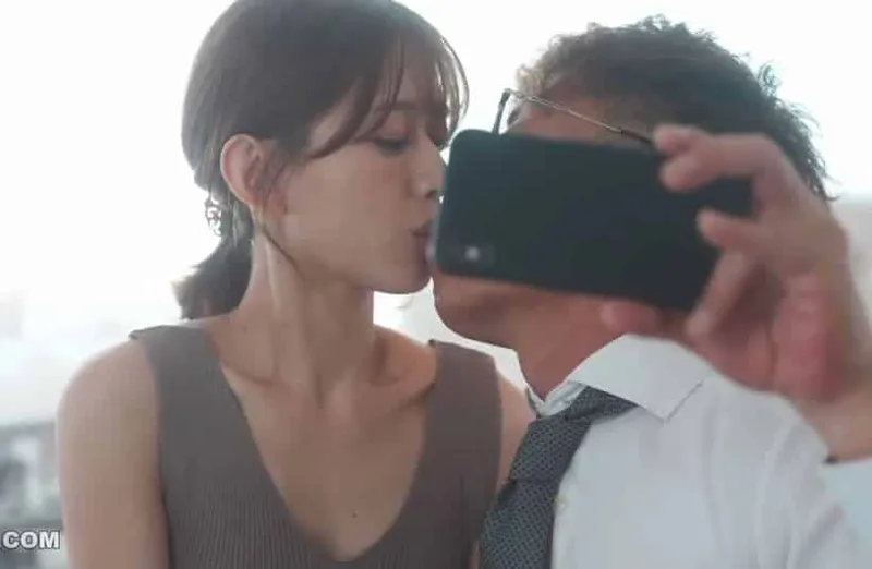 Thấy vợ hơi lạ, ông chồng xem điện thoại người vợ và thấy cảnh làm tình với tiền bối của mình